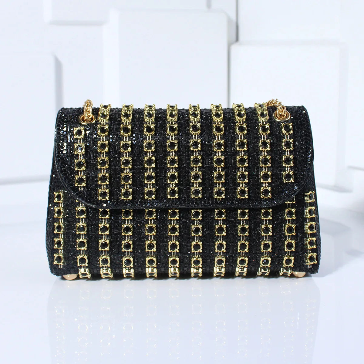 Dazzle Strass Mini Bag - Sprankelende mini tas met luxe uitstraling en magnetische sluiting."