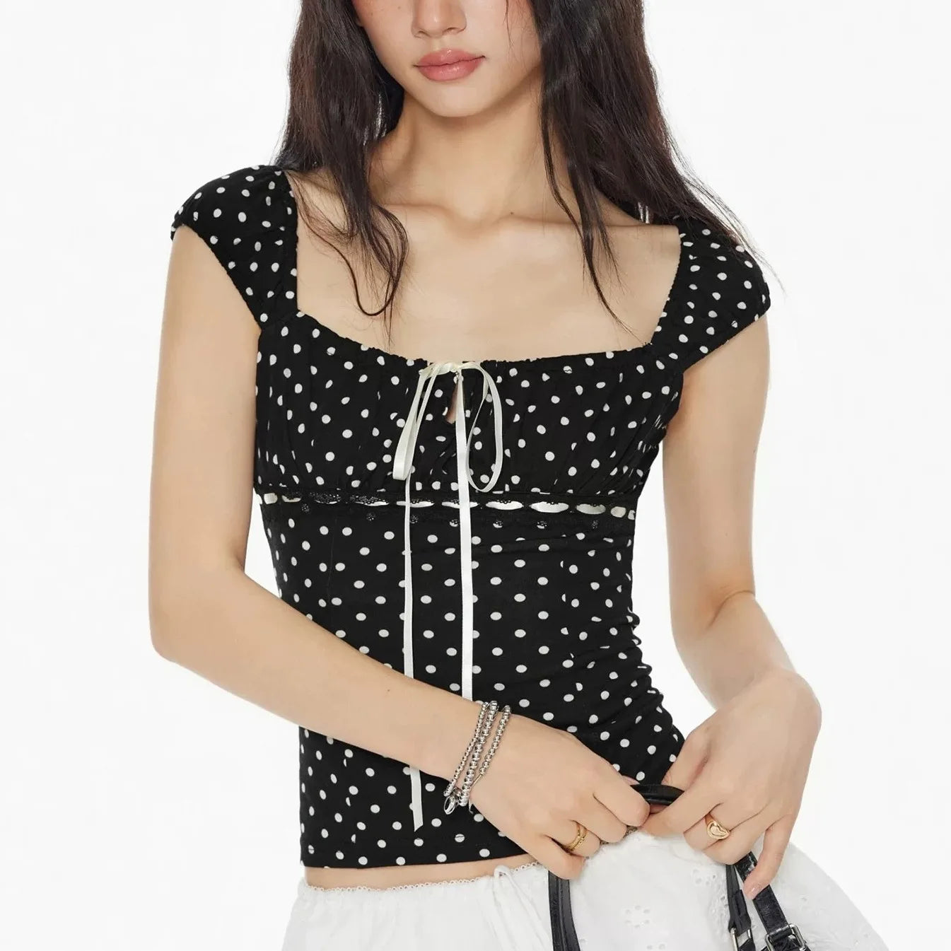 Liora polkadot top in zwart met witte stippen en strikdetail