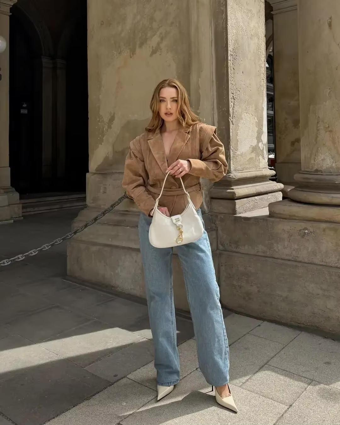 model draagt beige vegan suède jas gecombineerd met jeans