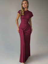 Mirabelle Gown – Slankmakende maxi jurk, in wijnrood, met elegante pasvorm en luxe uitstraling, geschikt voor feestelijke en formele gelegenheden.