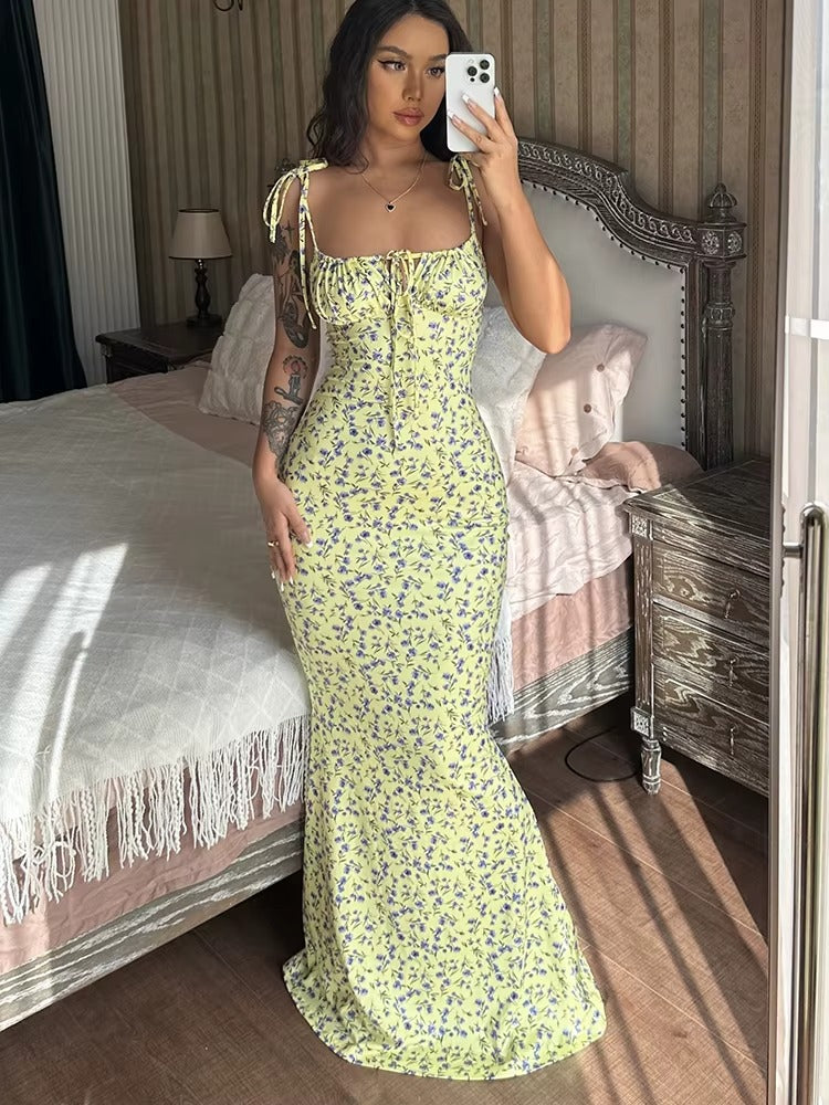 Zomerse maxi-jurk in zachtgeel met paarse bloemenprint, aansluitend model
