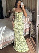 Zomerse maxi-jurk in zachtgeel met paarse bloemenprint, aansluitend model
