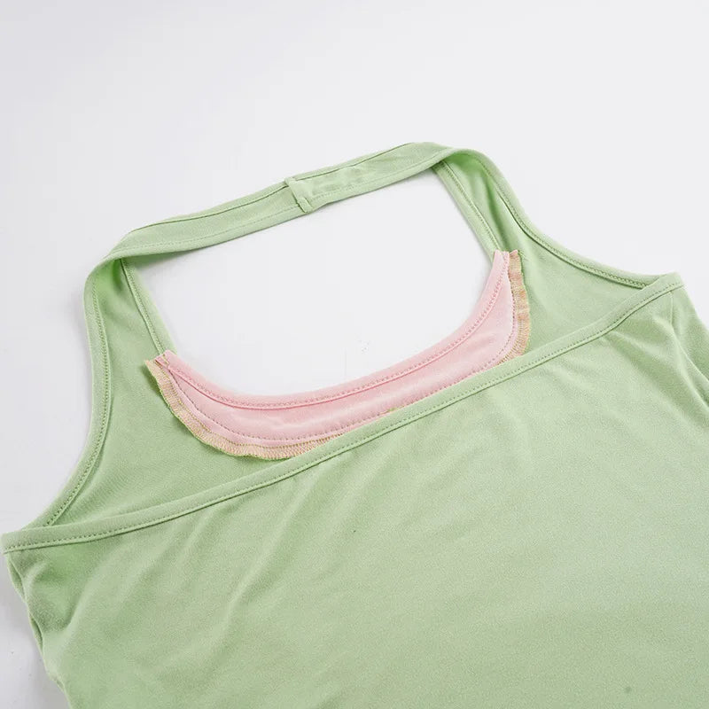 Detail van de halterhals met roze contrast van de matcha groene sporttop voor dames