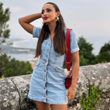 lichte denim jurk met korte mouwen en v-hals knoopsluiting