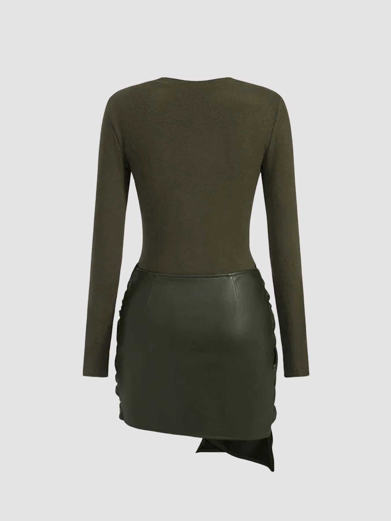Achterkant olijfgroene fitted mini-jurk met vegan leather taille detail – stijlvolle Salejano look