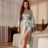 lichtblauwe satijnen kimono jurk met bloemenprint en diepe v-hals