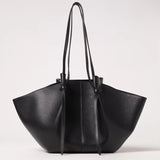 close-up van zwarte totebag met strikdetail en zachte textuur