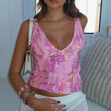 vrouw met roze glittertop en witte rok 