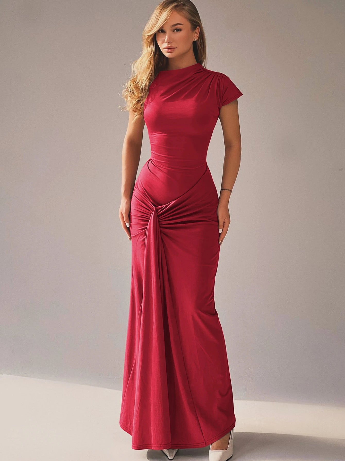 Mirabelle Gown – Slankmakende maxi jurk, in rood, met elegante pasvorm en luxe uitstraling, geschikt voor feestelijke en formele gelegenheden.