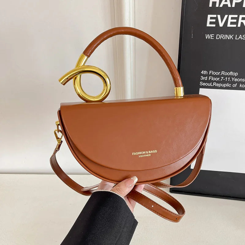 Camel halve maan tas met gouden details – Amara Retro Shoulder Bag