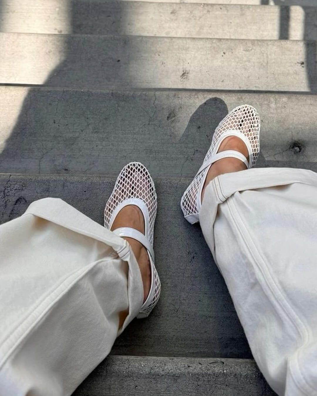 witte mesh mary jane flats met bandje op betonnen trap