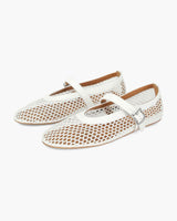 studio close-up van witte mesh mary jane ballerina’s met gesp