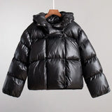 zwarte pufferjas met capuchon op hanger