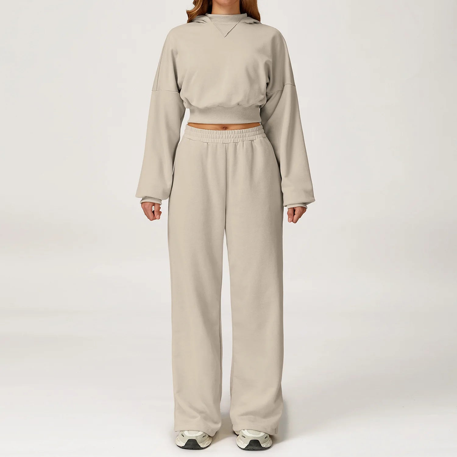 beige lounge set met cropped sweater en wide leg joggingbroek