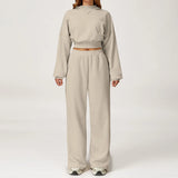 beige lounge set met cropped sweater en wide leg joggingbroek