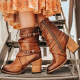 cognackleurige enkellaars met rits en gespbandjes, gecombineerd met boho-jurk