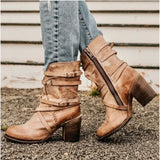 taupe enkellaars met blokhak en riemdetails, gedragen met jeans
