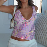 vrouw met roze glittertop en witte rok 