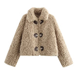 fluffy beige winterjas met gespen en hoge kraag, voorkant