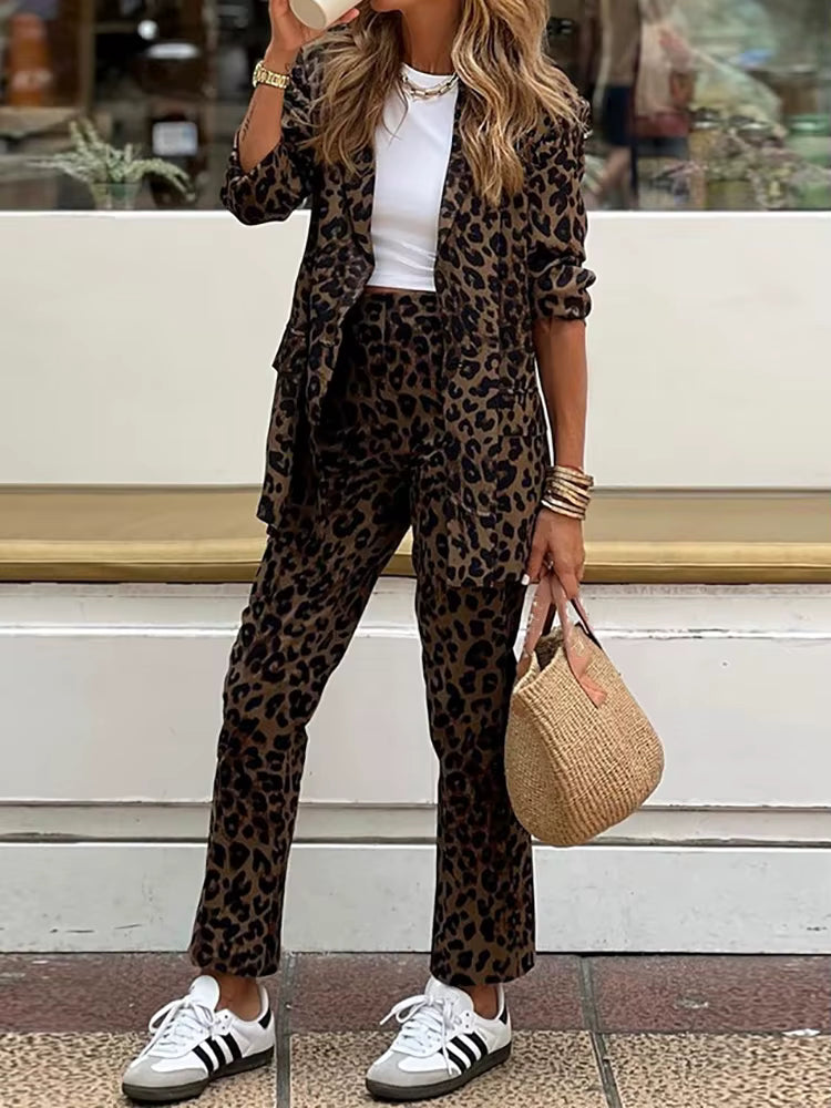 model draagt bruine leopardprint tweedelige set met blazer en broek, gecombineerd met sneakers