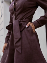 bruine mini jurk met tailleband en knopen
