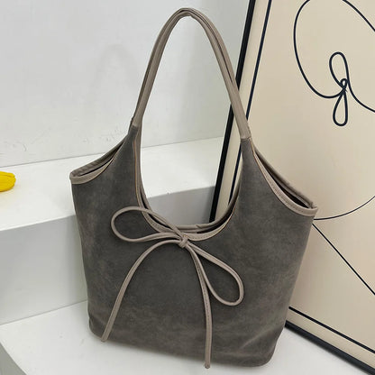 Lily Bow Bag – Een stijlvolle vegan suède tas met strikdetail en magnetische sluiting, ideaal voor elke gelegenheid.