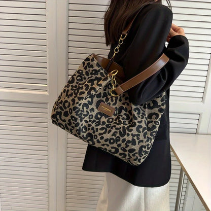 Leopard Luxe Tote – ruime canvas tas met luipaardprint en gouden accenten, perfect voor dagelijks gebruik.