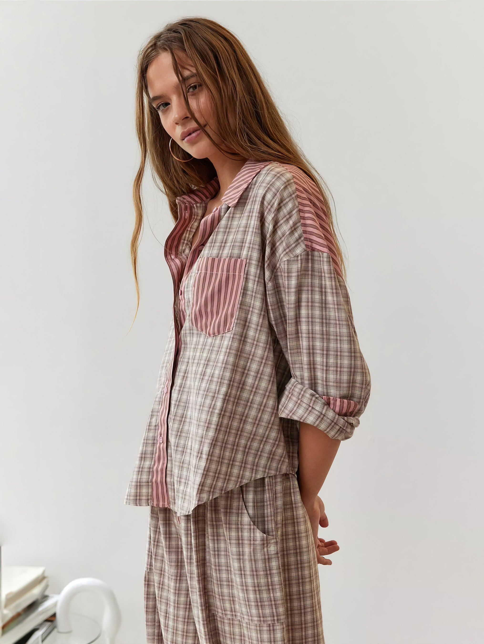 gestreepte dames pyjamaset met blouse en lange broek