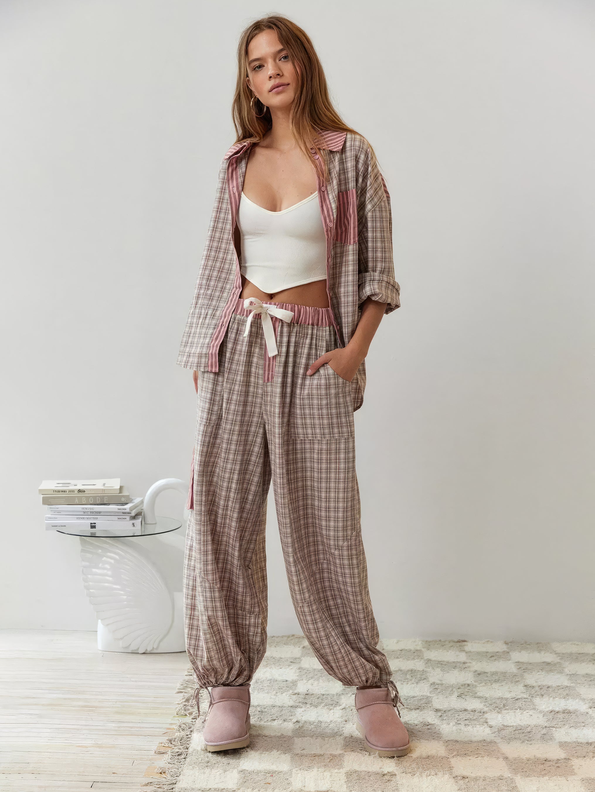 dames pyjama met ruiten en strepen in beige en roze
