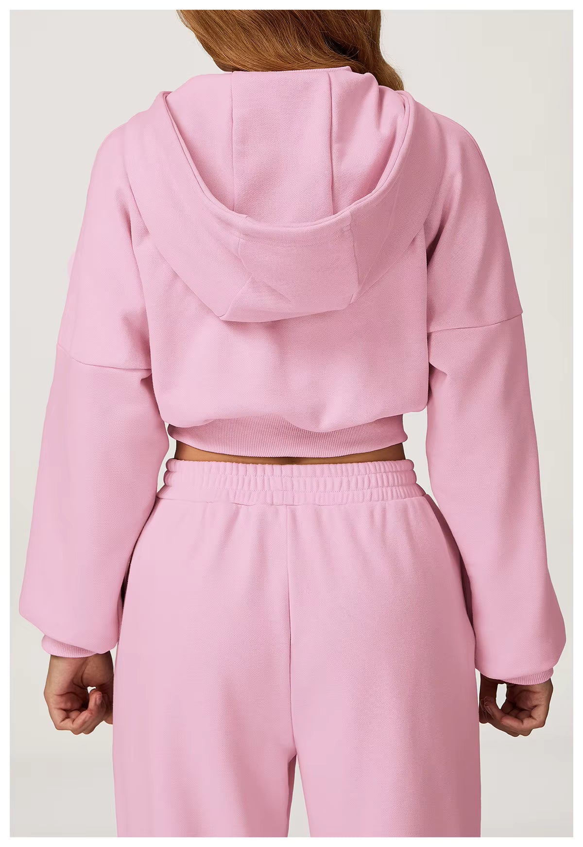 achterkant lounge set met relaxte pasvorm en cropped top
