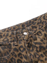 detail: tailleband met riemlussen en ritssluiting van leopard jeans