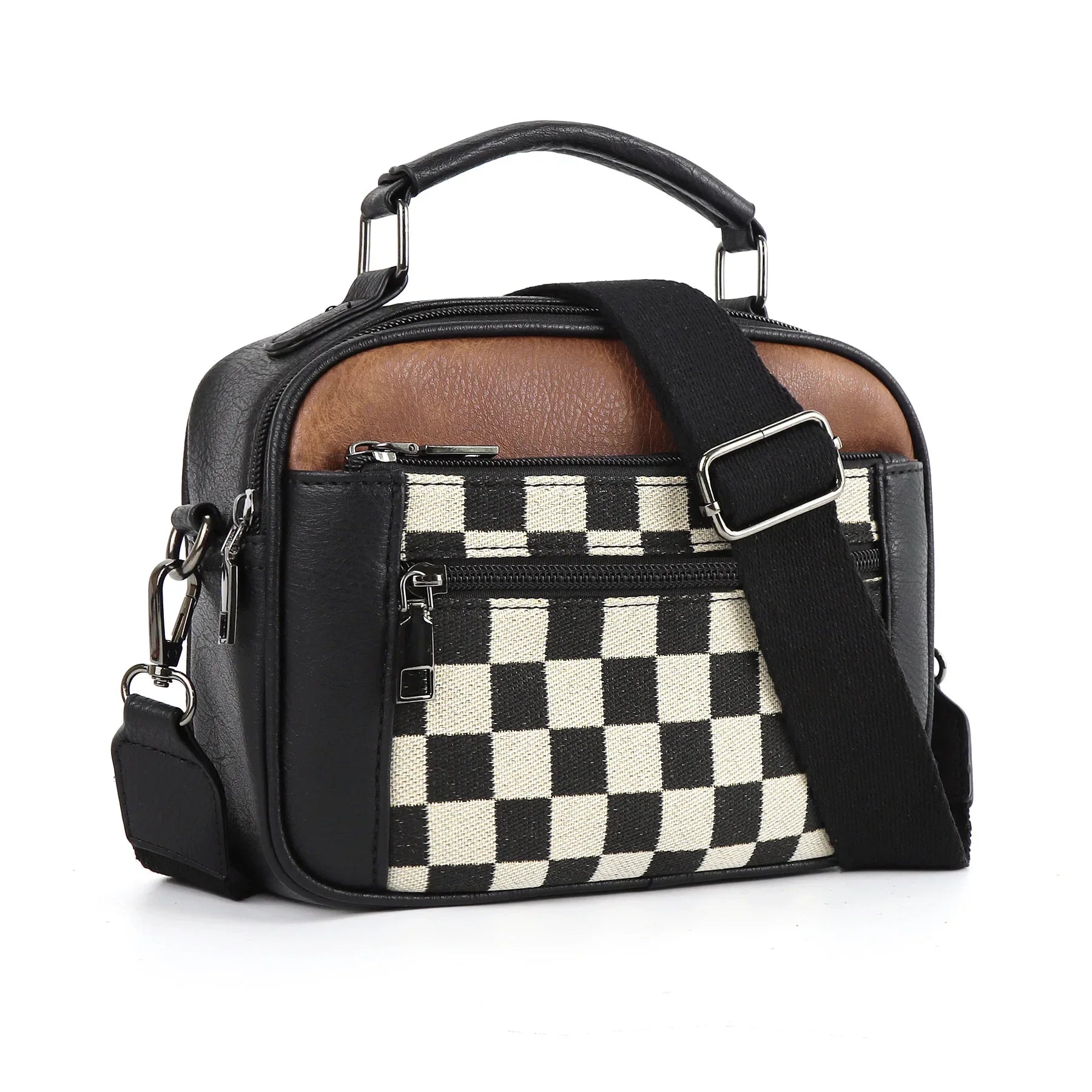 Chessmate Crossbody Bag met opvallend schaakbordpatroon, dubbele handgrepen en verstelbare schouderband.