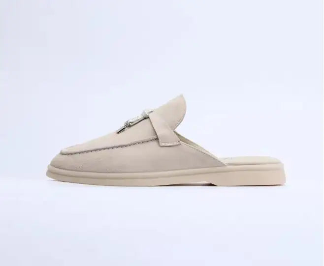 Beige suède instapper voor dames met gespsluiting