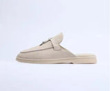 Beige suède instapper voor dames met gespsluiting