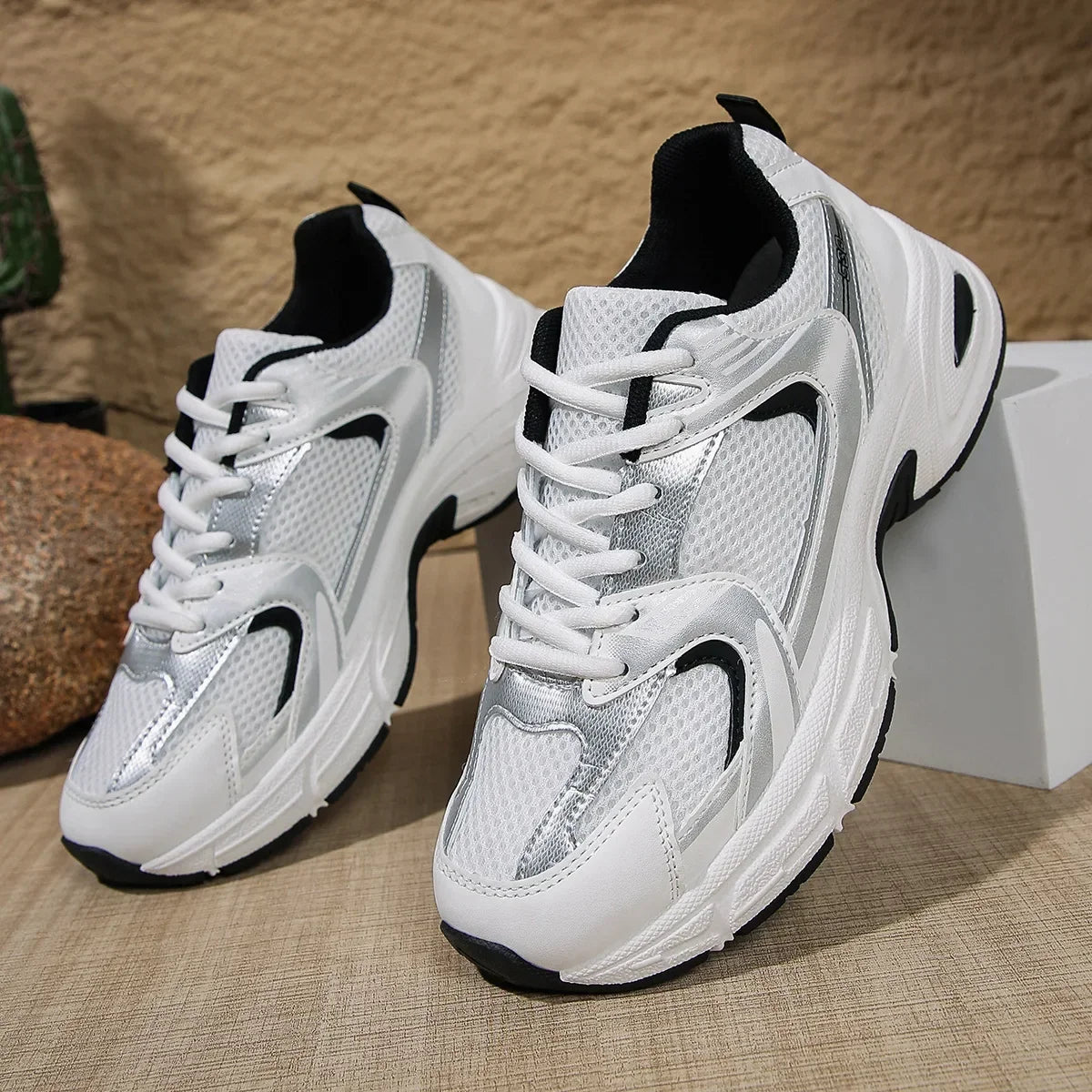 Venyra Chunky witte Sneakers zwart detail close-up