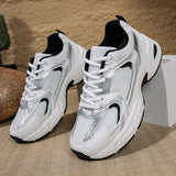 Venyra Chunky witte Sneakers zwart detail close-up