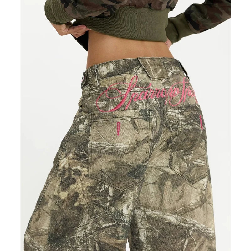 camo baggy jeans dames achterkant met roze borduursel