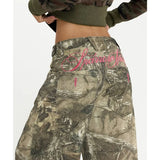 camo baggy jeans dames achterkant met roze borduursel