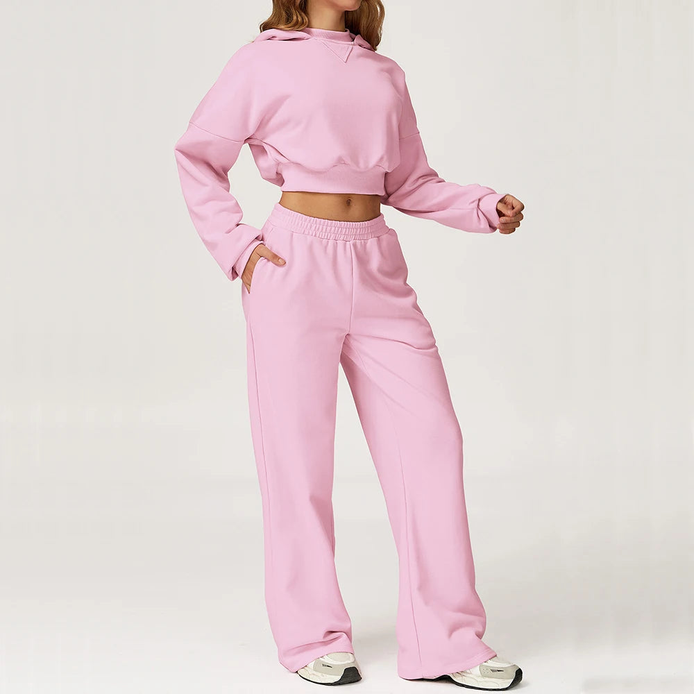 casual lounge set in roze met sneakers