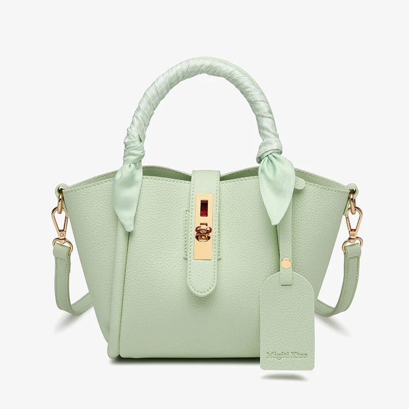 Riviera Shoulderbag in groen met goudkleurige details, uitneembare clutch en een stijlvol sjaaltje, een chique en compacte tas voor vrouwen.