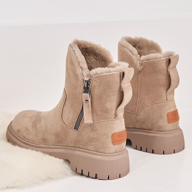 close-up beige winterlaarzen met rits en dikke zool