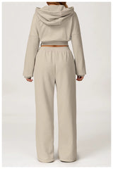 lounge set in beige met wijde broek en cropped sweater