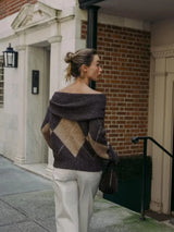 achterkant van off-shoulder trui met argyle patroon in bruintinten