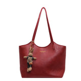 Rustic Edge Tote, rood, in vegan leer met afneembaar konijnenhangertje, ruime capaciteit en vintage uitstraling.