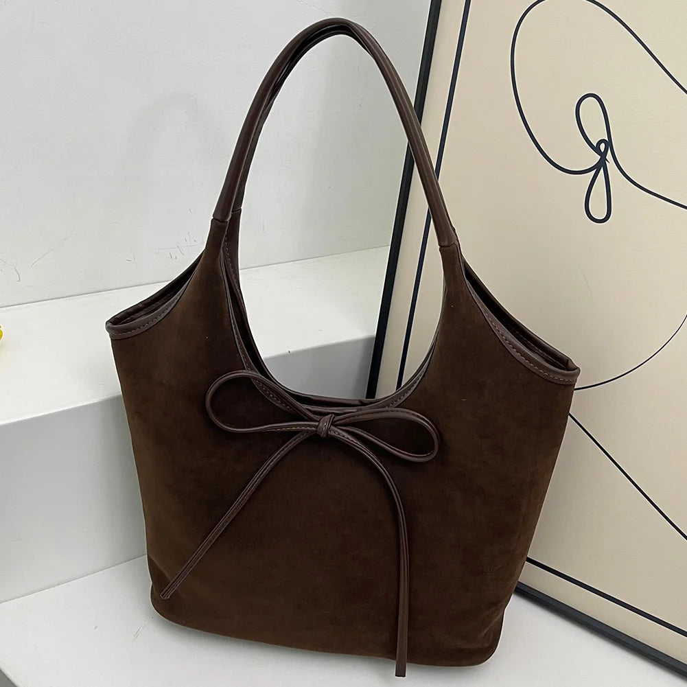 Lily Bow Bag – Een stijlvolle vegan suède tas met strikdetail en magnetische sluiting, ideaal voor elke gelegenheid.