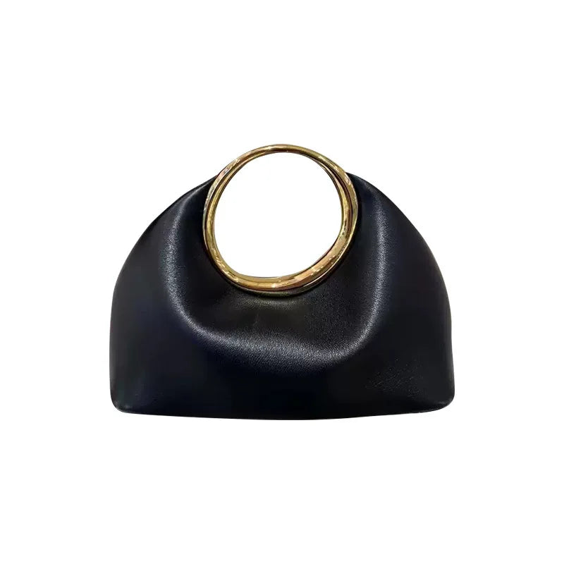 zwarte ring-handle handtas vooraanzicht met glanzende gouden ring