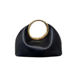 zwarte ring-handle handtas vooraanzicht met glanzende gouden ring