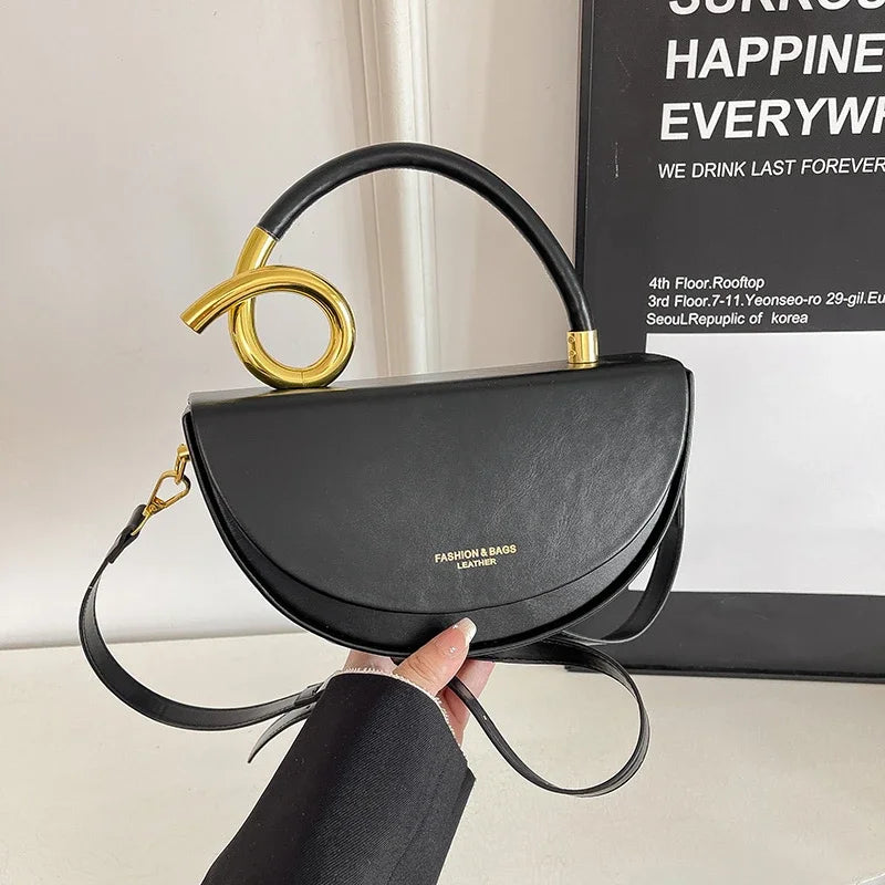 Zwarte halve maan tas met gouden details – Amara Retro Shoulder Bag