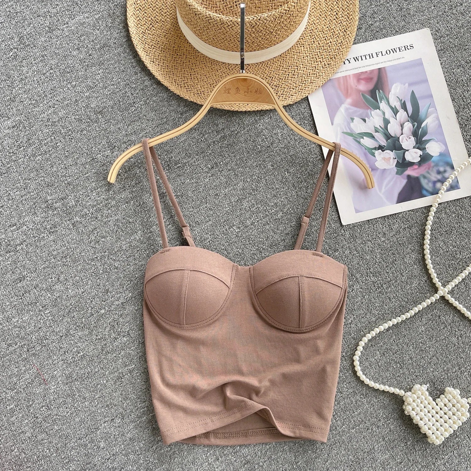 khaki top met cups en verstelbare bandjes
