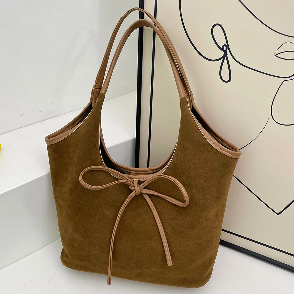 Lily Bow Bag – Een stijlvolle vegan suède tas met strikdetail en magnetische sluiting, ideaal voor elke gelegenheid.